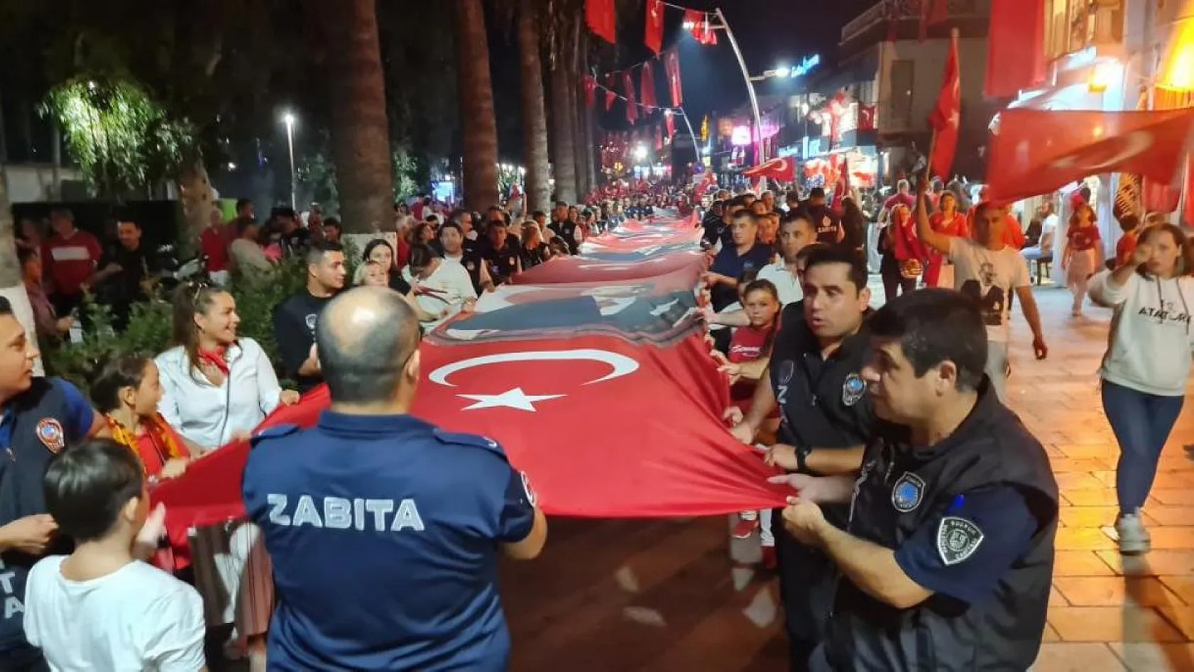 Cumhuriyet'in coşkusundan insanlar sokaklara sığmadı