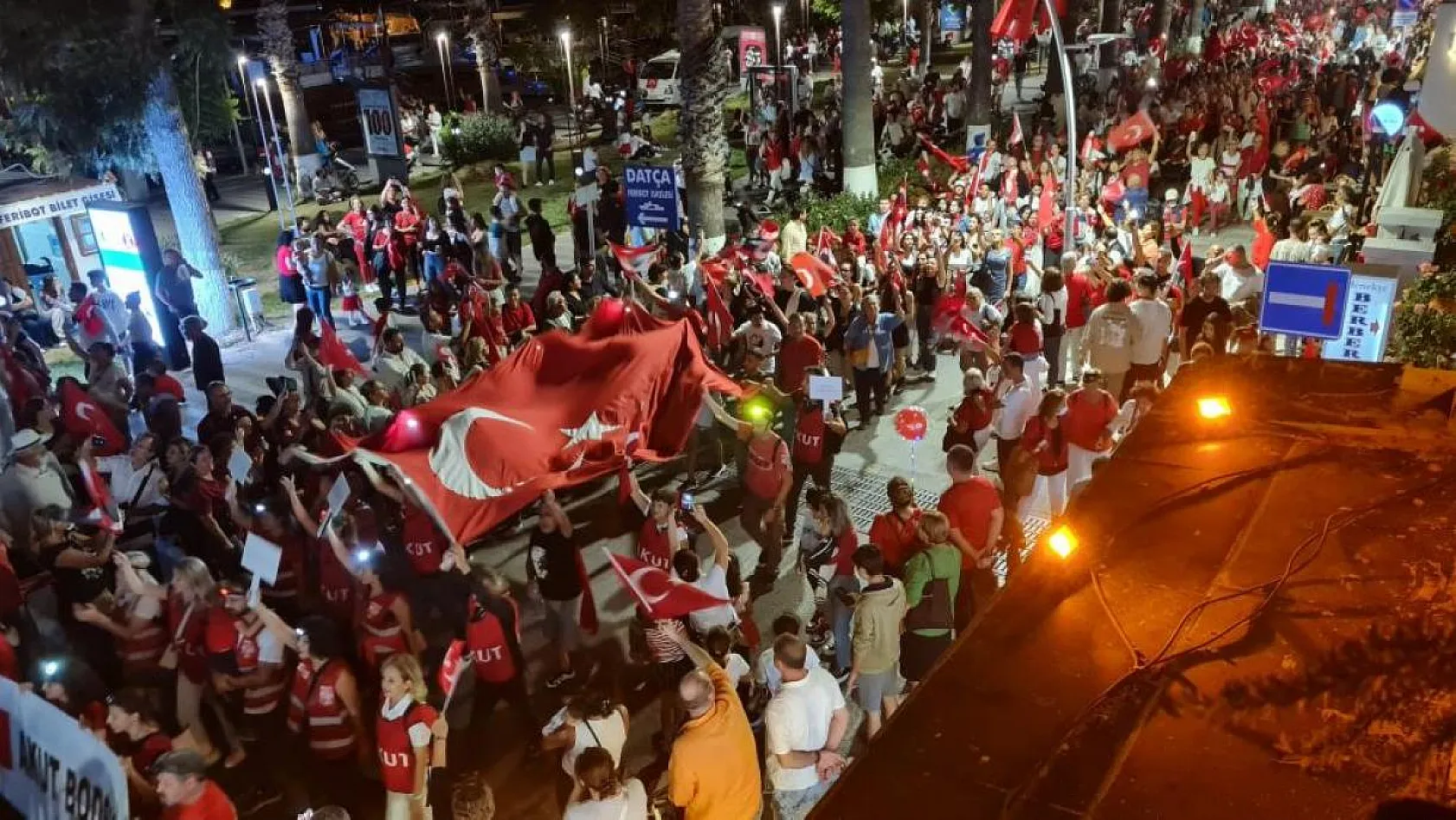 Cumhuriyet'in coşkusundan insanlar sokaklara sığmadı