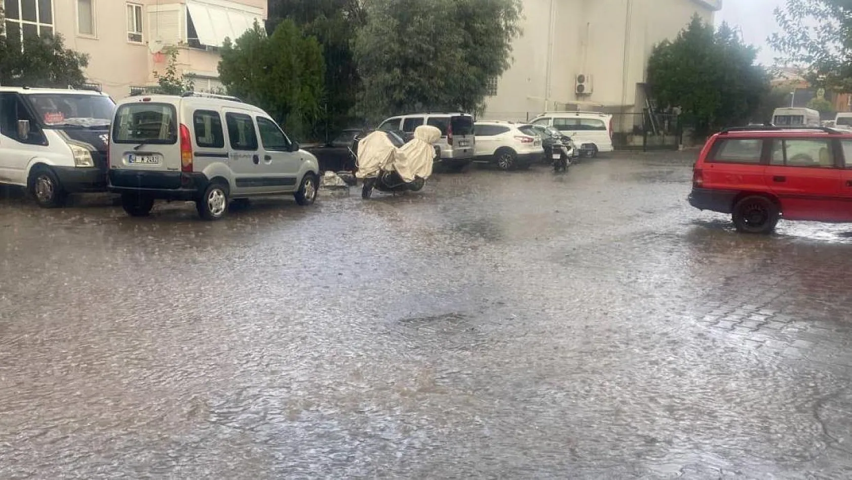 Sağanak yağış etkili oldu