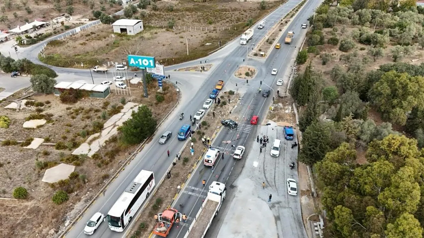 Otomobil Otobüsün Altında Kaldı: 1 Ölü, 3 Yaralı