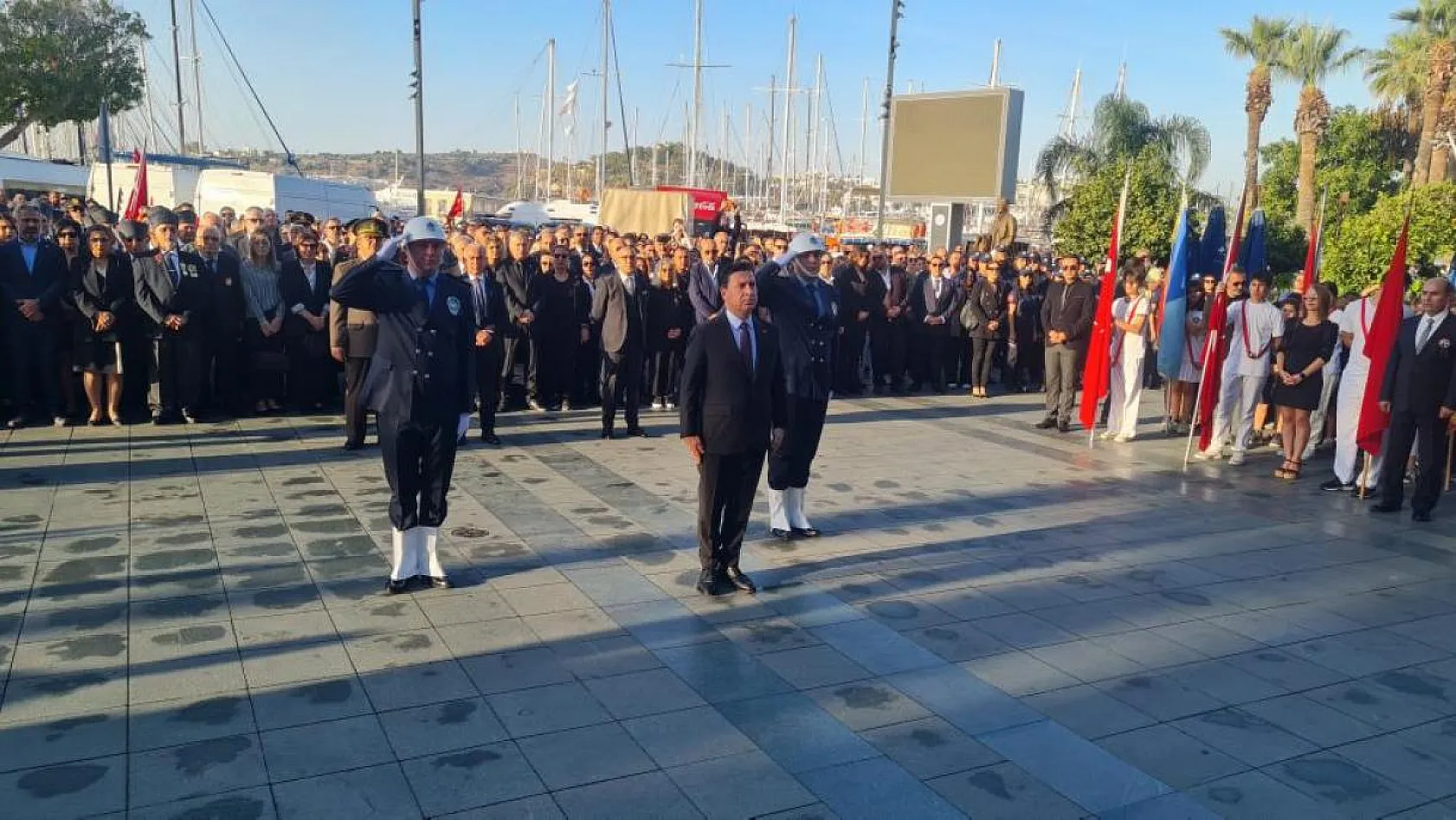 Anma etkinlikleri, meydandaki törenle başladı