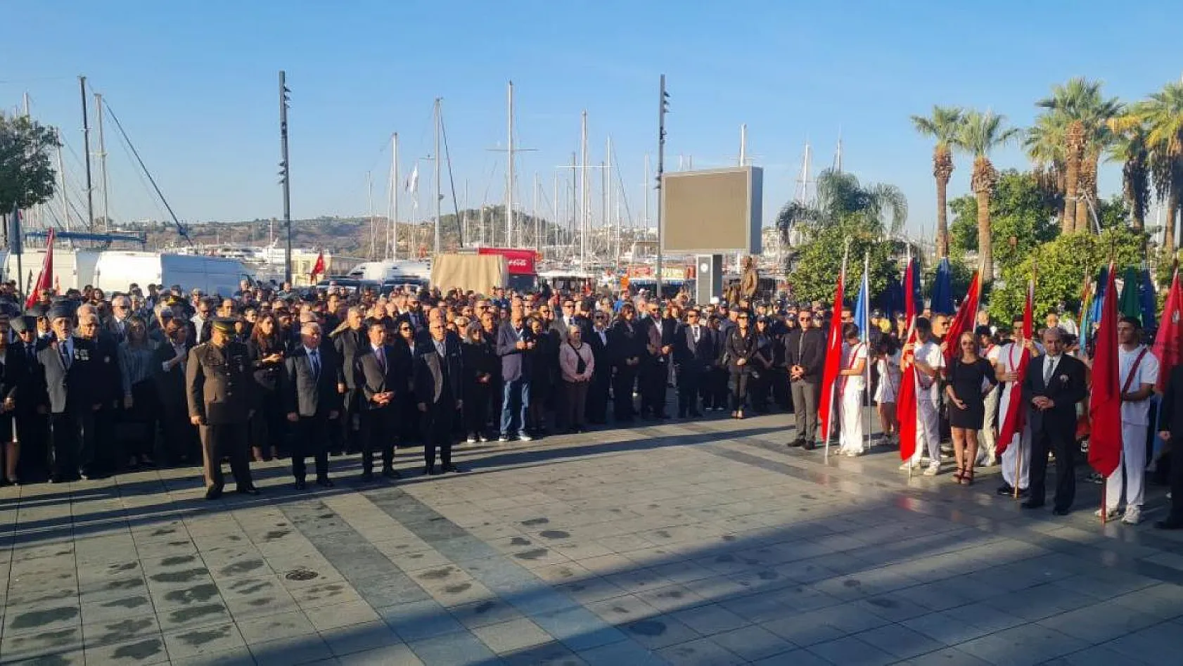 Anma etkinlikleri, meydandaki törenle başladı