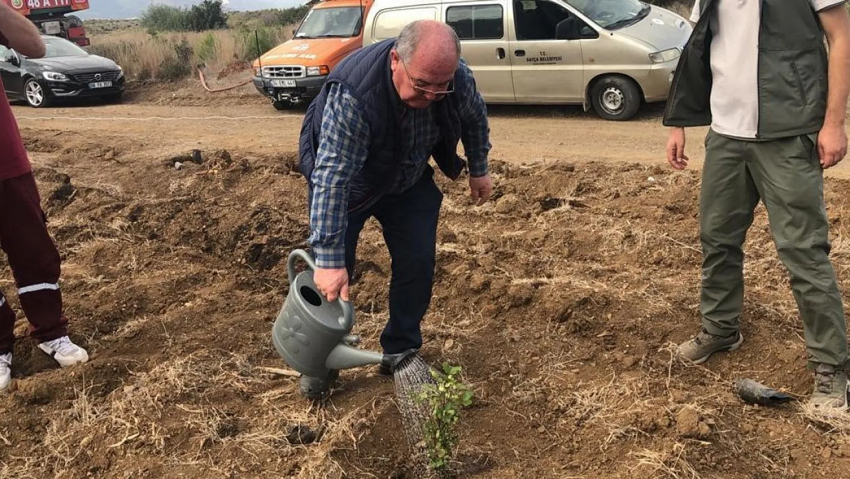 Bin 200 harnup keçiboynuzu fidanı toprakla buluştu