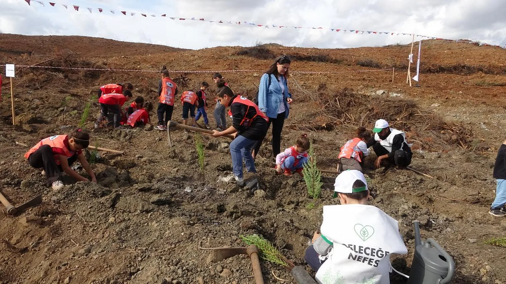 Geleceğe nefes için fidanlar toprakla buluştu