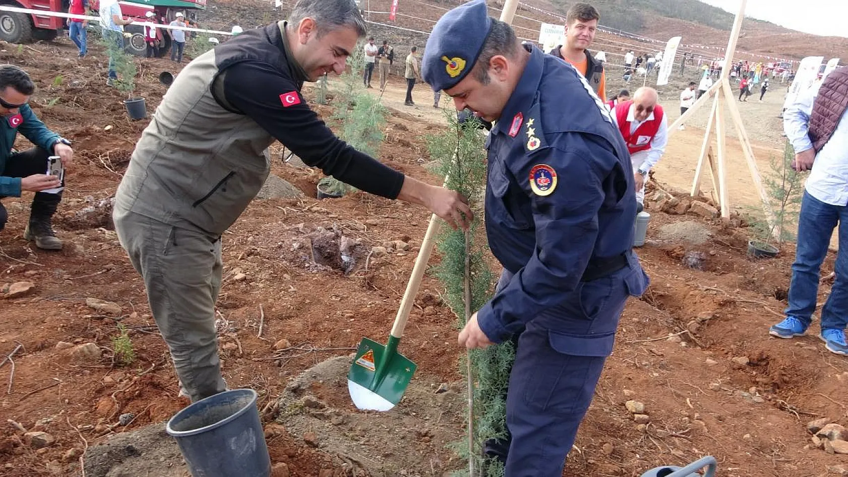Geleceğe nefes için fidanlar toprakla buluştu