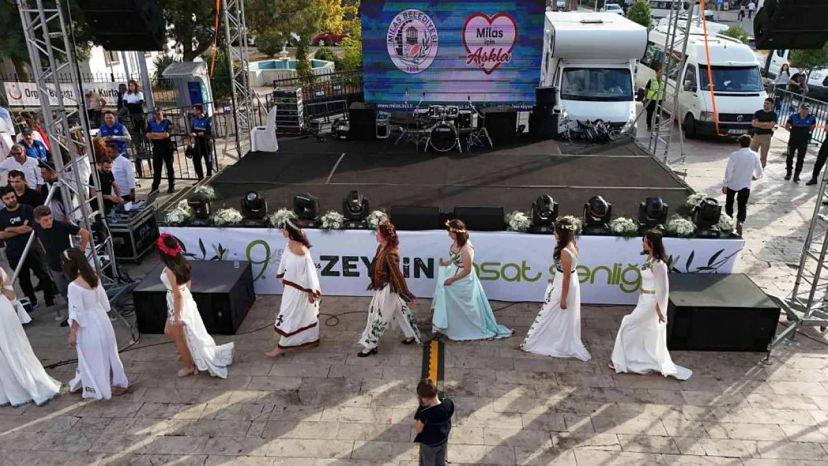 Karya defilesine yoğun ilgi