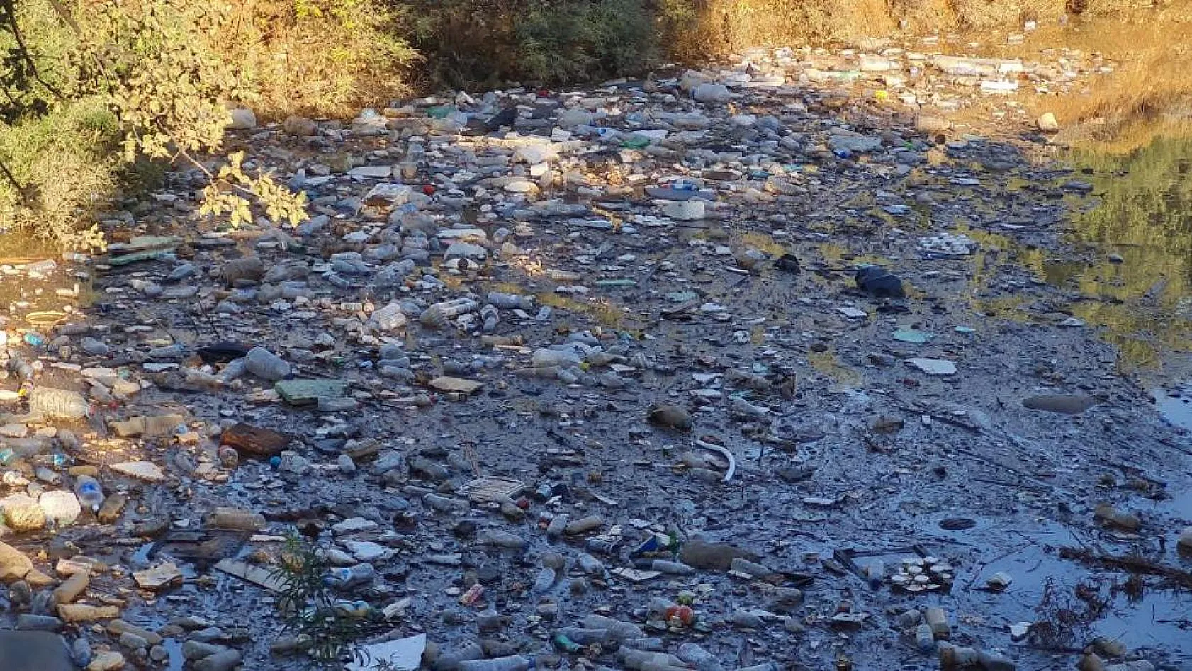 Sahile gelenler, çöplerle karşılaştı