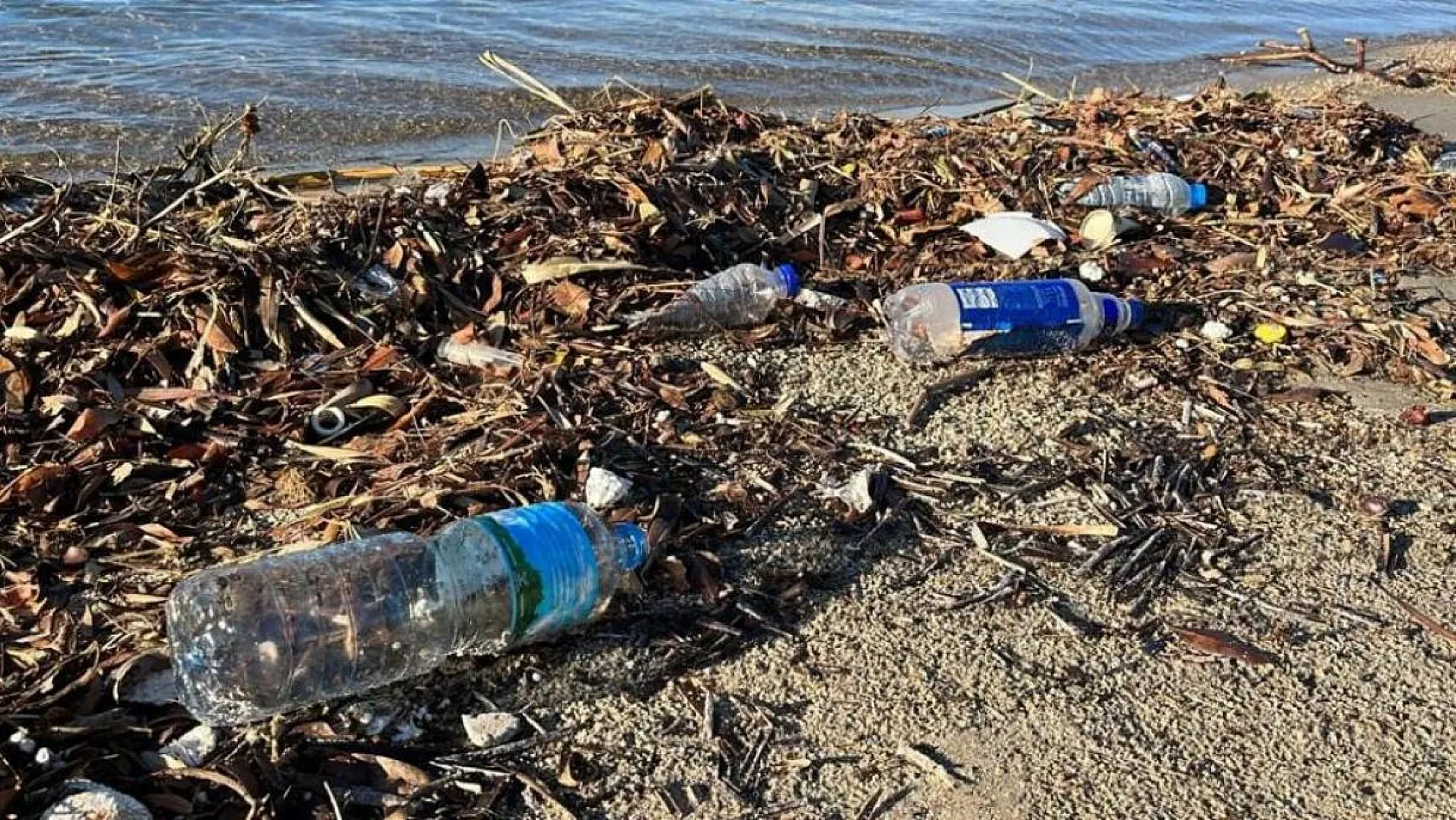 Sahile gelenler, çöplerle karşılaştı