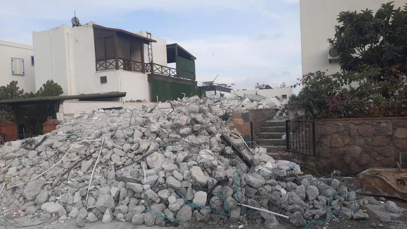İki kaçak yapıda daha yıkım işlemi uygulandı