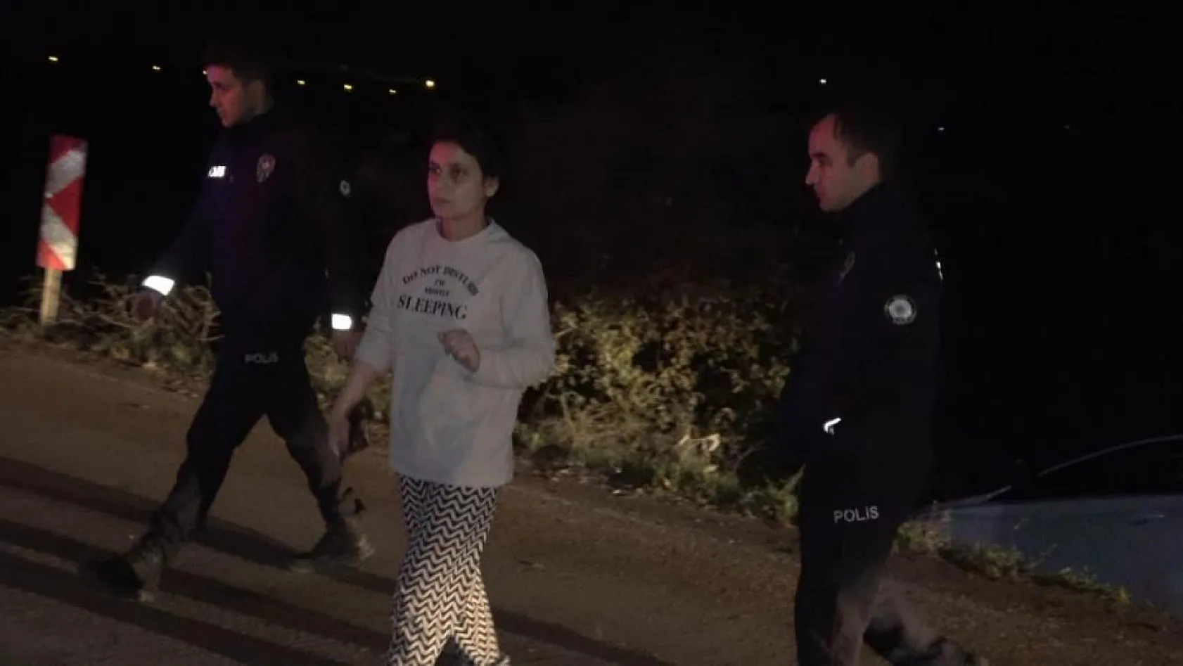 Alkollü kadın kazadan sonra gazetecinin kamerasını kırdı