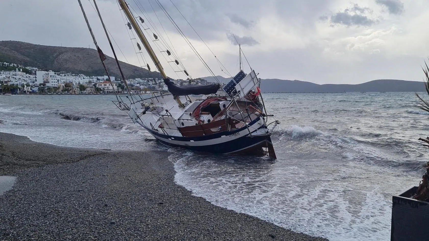 Düzensiz göçmen teknesi karaya vurdu