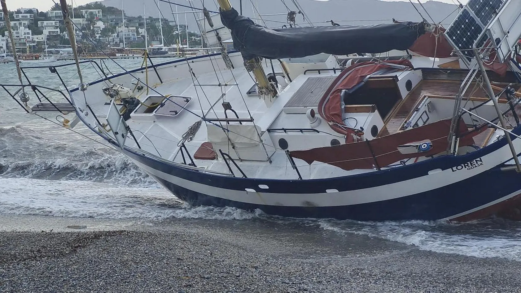 Düzensiz göçmen teknesi karaya vurdu