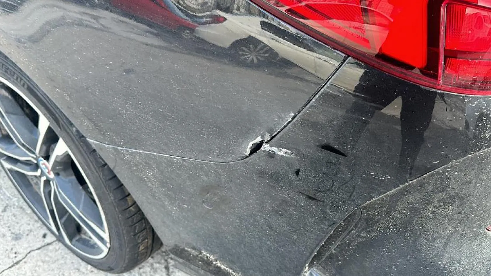 17 el ateş ettiler, genç başından vuruldu
