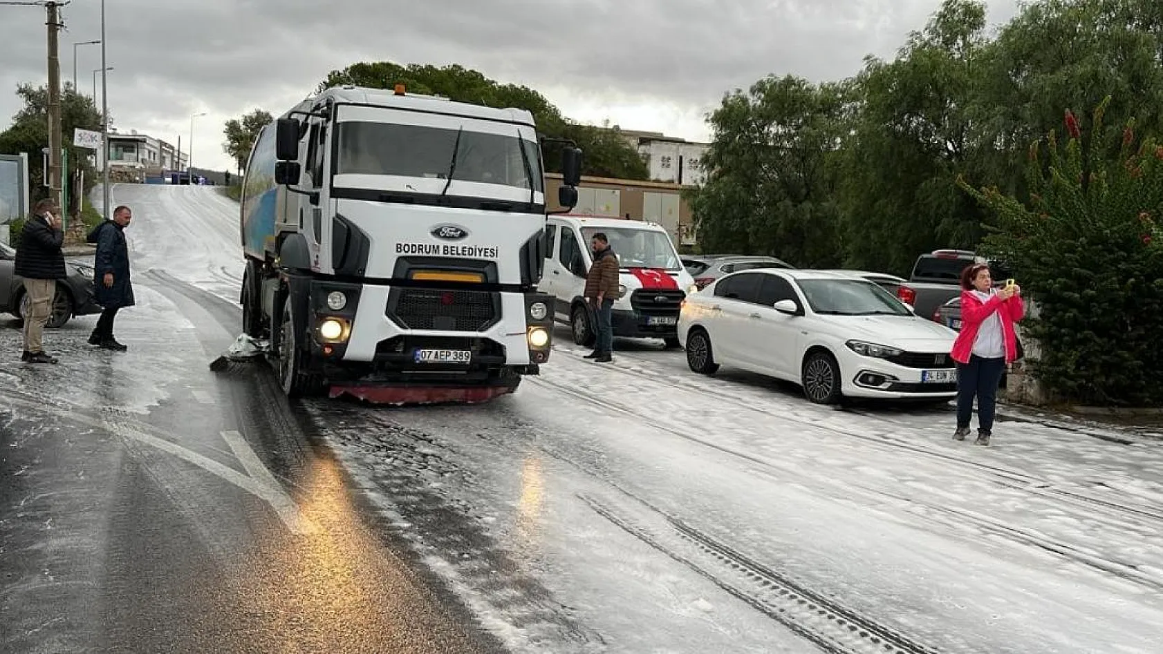 Vatandaşlar ortaya çıkan manzarayı meraklı gözlerle takip etti