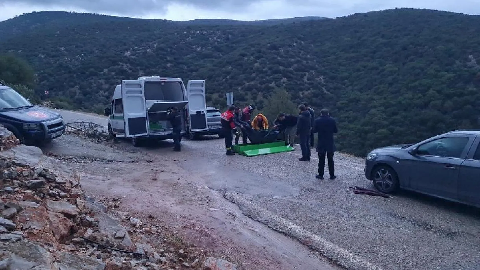 Kız çocuğu ile kadına ait 2 ceset bulundu
