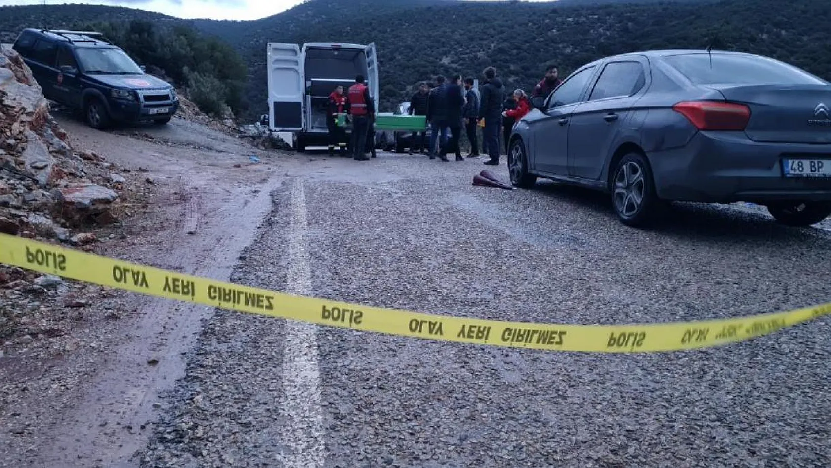 Kız çocuğu ile kadına ait 2 ceset bulundu
