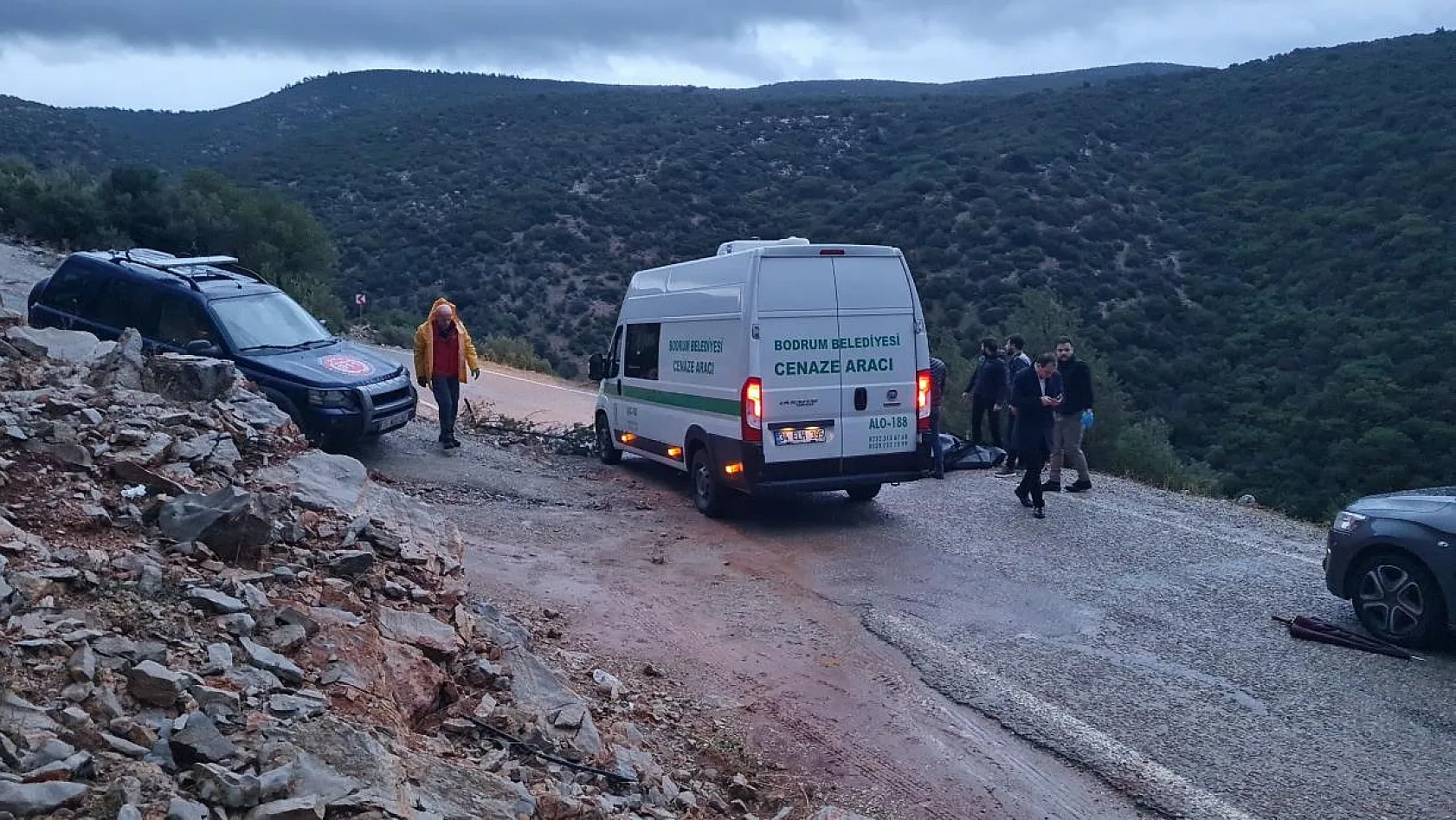 Bodrum'da eşine ve kızına kurşun yağdırıp ormana atan katil, oğluyla birlikte elini kolunu sallayarak kaçmış
