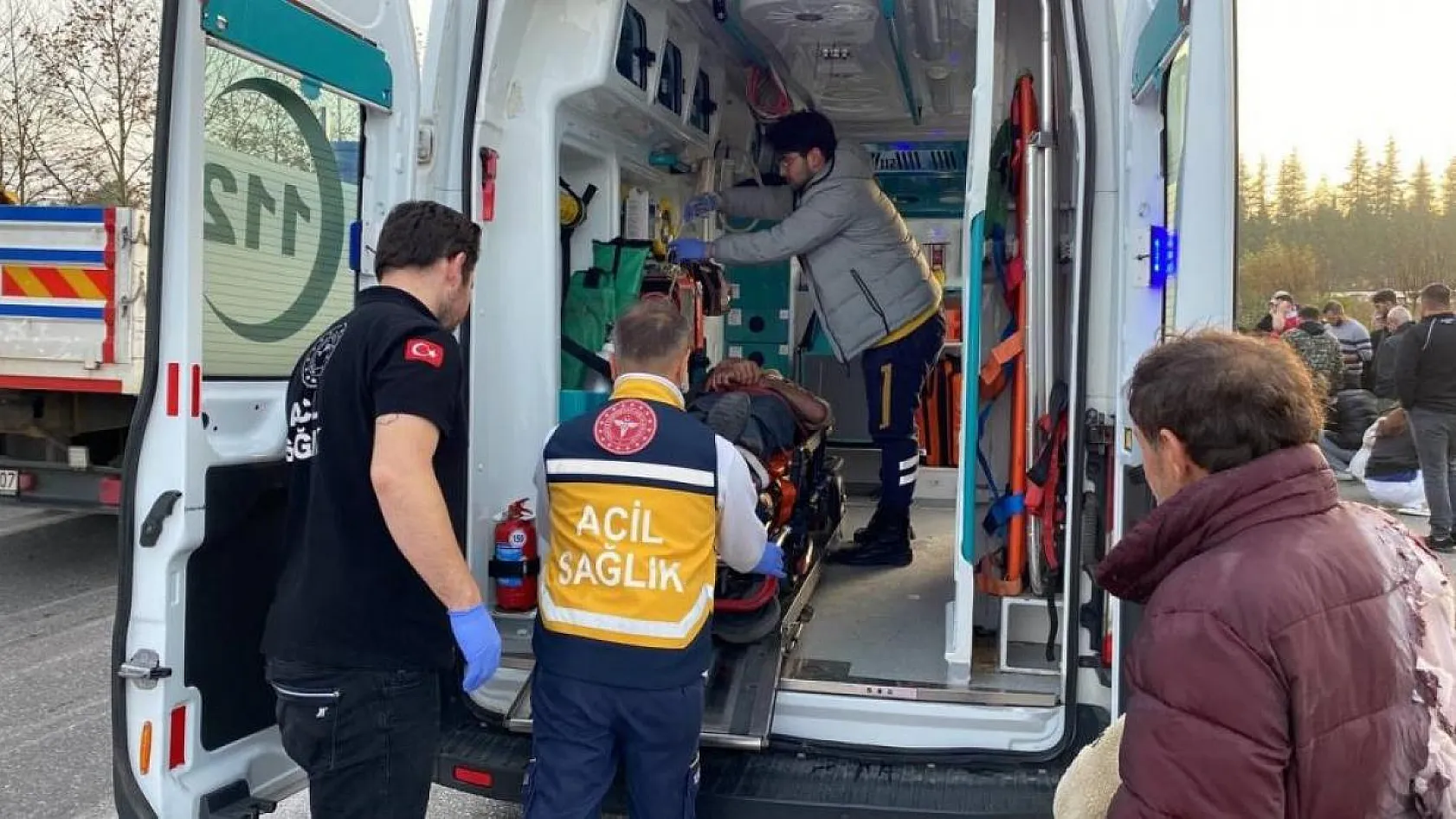 Otomobil yolcu minibüsüne çarptı, ortalık savaş alanına döndü: 17 yaralı
