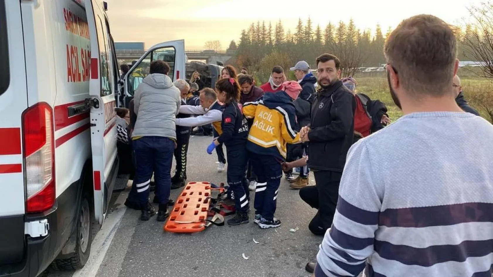 Otomobil yolcu minibüsüne çarptı, ortalık savaş alanına döndü: 17 yaralı