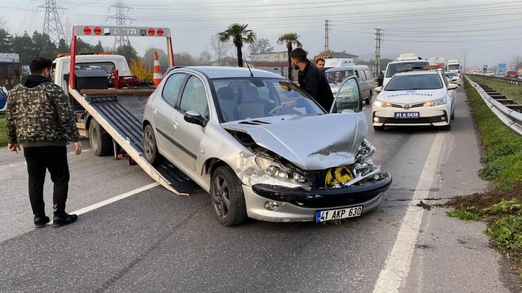 Otomobil yolcu minibüsüne çarptı, ortalık savaş alanına döndü: 17 yaralı