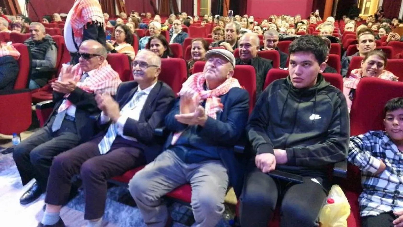 Fethiye'deki yörük şenliğinde görme engelliler ayakta alkışlandı