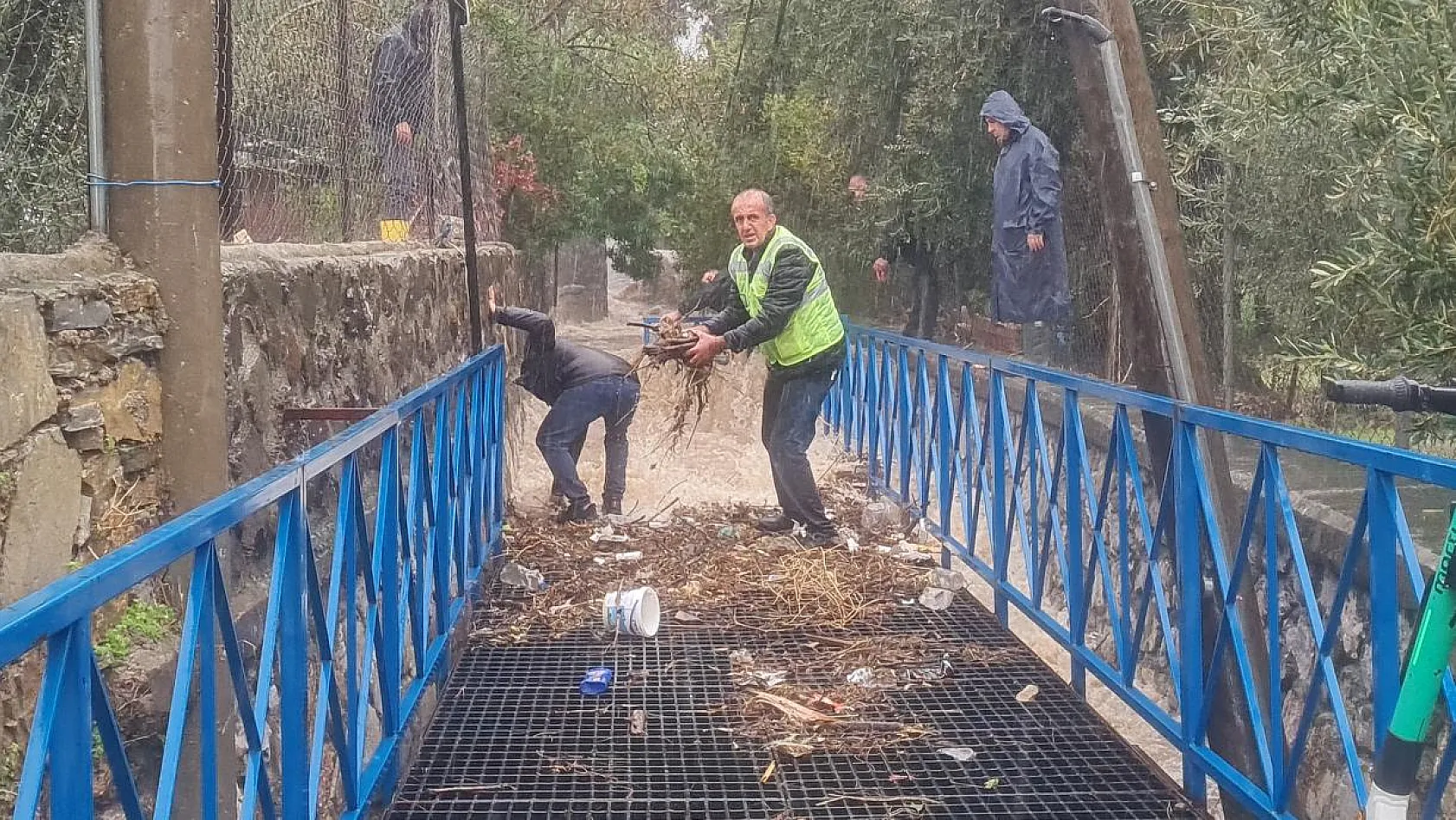 Çöpler taşkına sebep oluyor