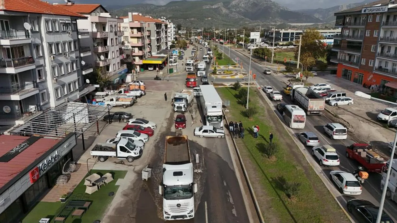 Tır ile otomobil çarpıştı