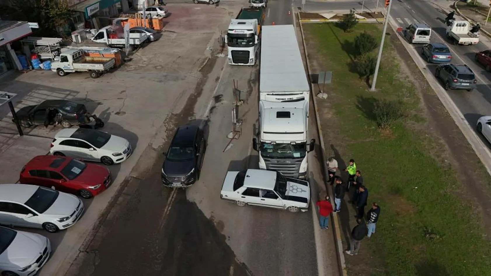 Tır ile otomobil çarpıştı