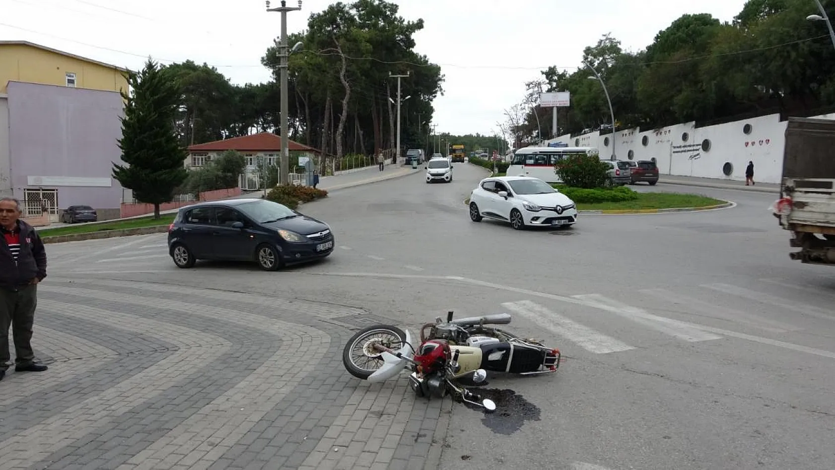 Otomobilin çarptığı motosiklet sürücüsü ölümden döndü