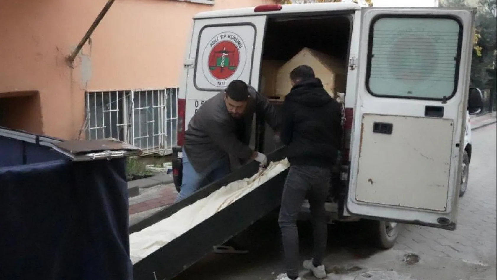 3. kattan düşen yaşlı adam hayatını kaybetti