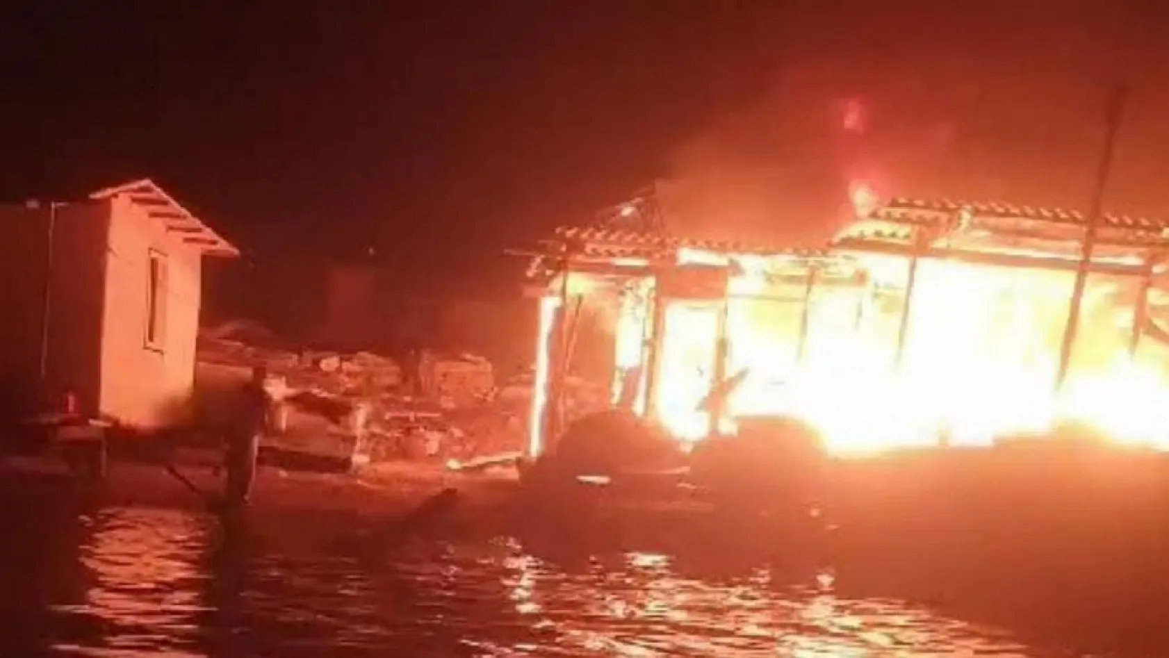 Prefabrik ev cayır cayır yandı, denizden kovayla su atarak söndürmeye çalıştı