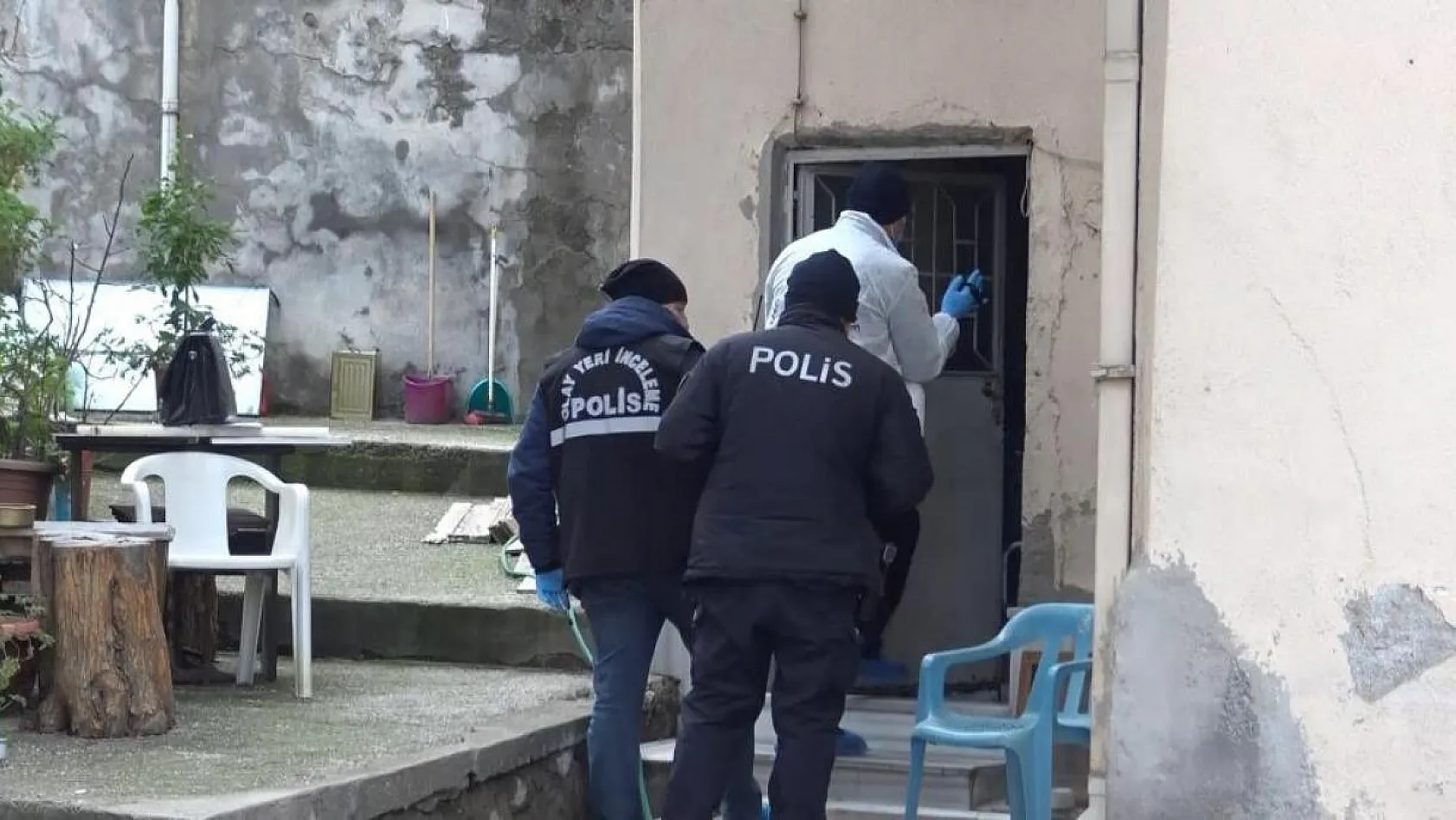 Babasını kız arkadaşına küfür ettiği için öldürmüş