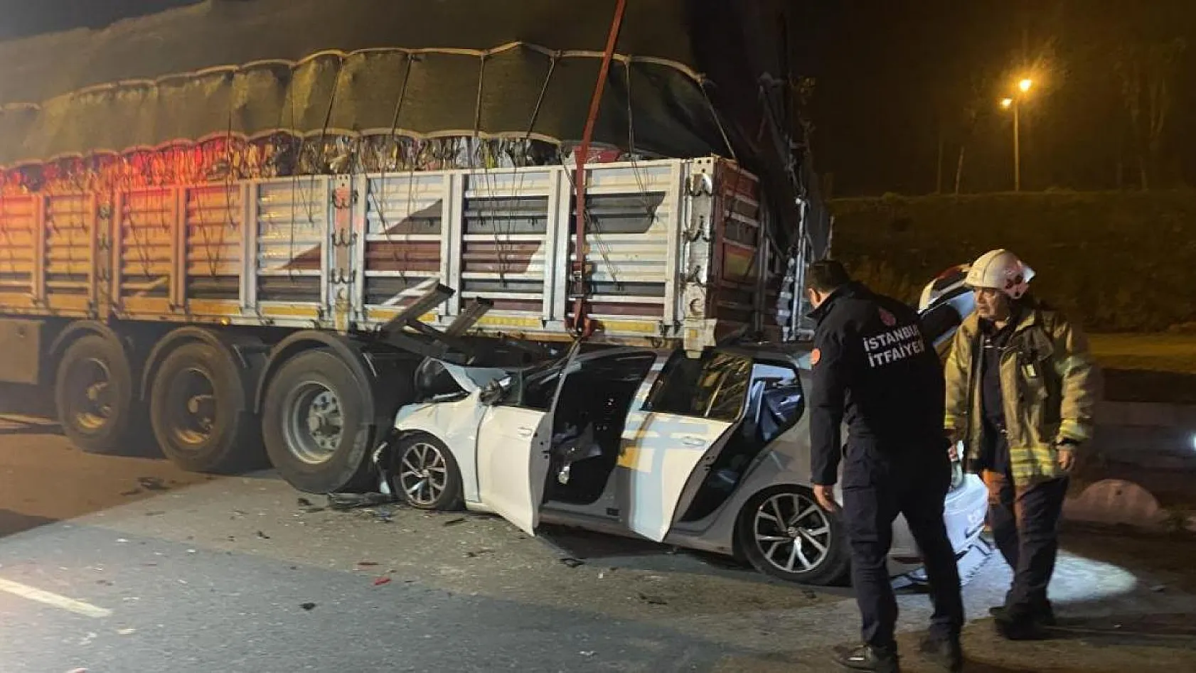 Feci kazada otomobil park halindeki tırın altına girdi, 2 yaralı