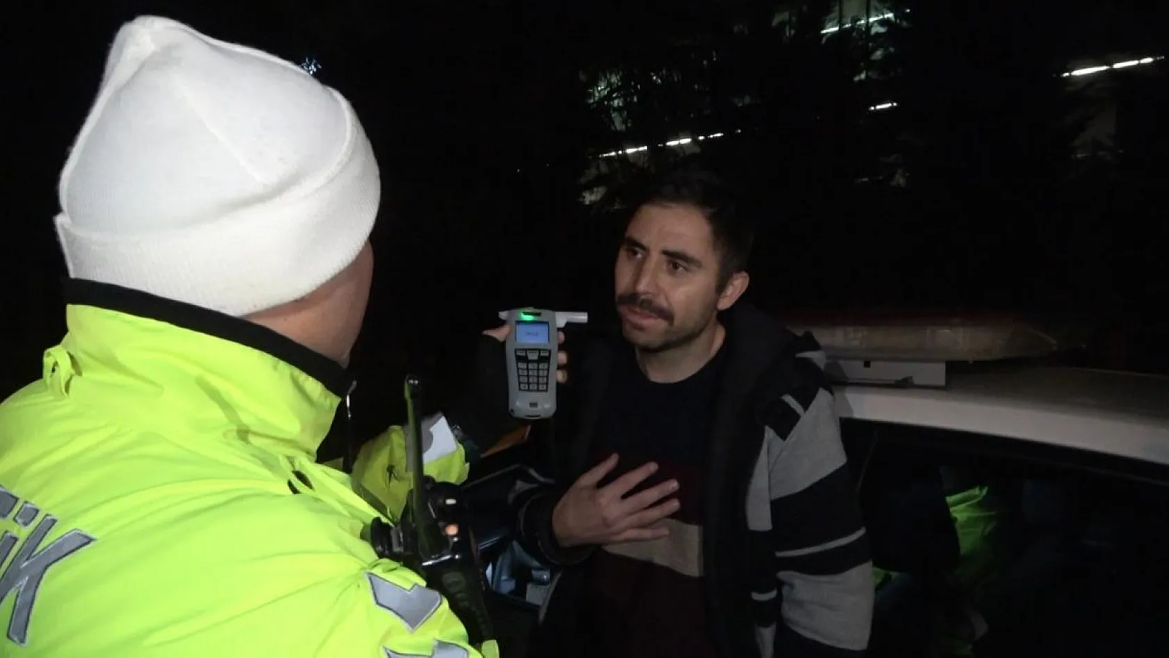 Elinde alkol kutusuyla polisleri ikna etmeye çalıştı