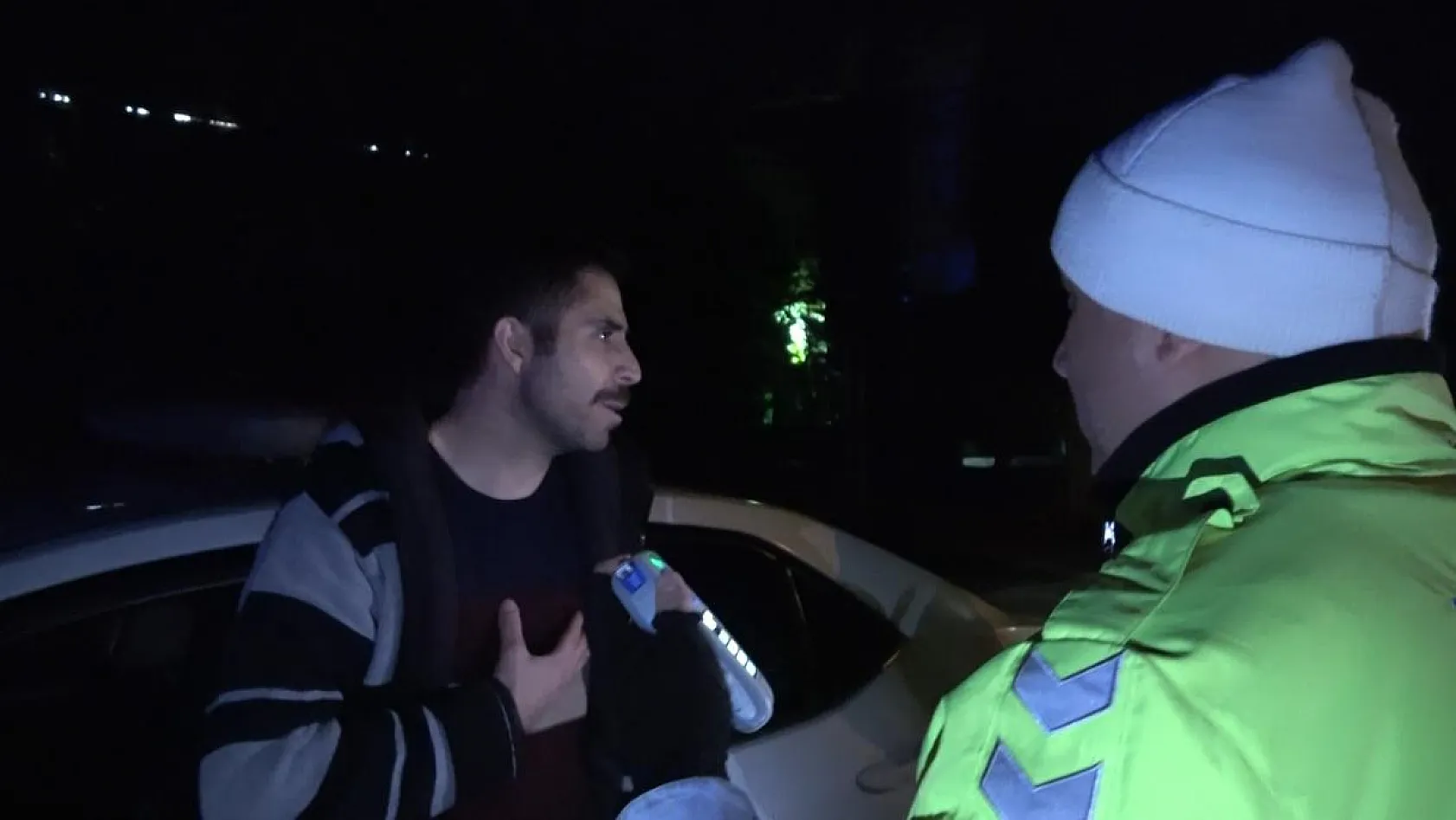 Elinde alkol kutusuyla polisleri ikna etmeye çalıştı