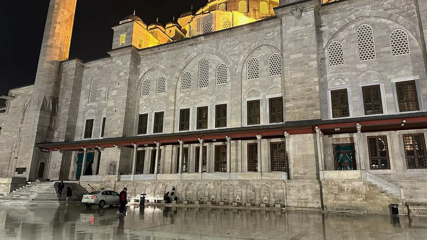 Fatih Camii'nde bıçaklı saldırı: İmam ve bir vatandaşın hayati tehlikesi sürüyor