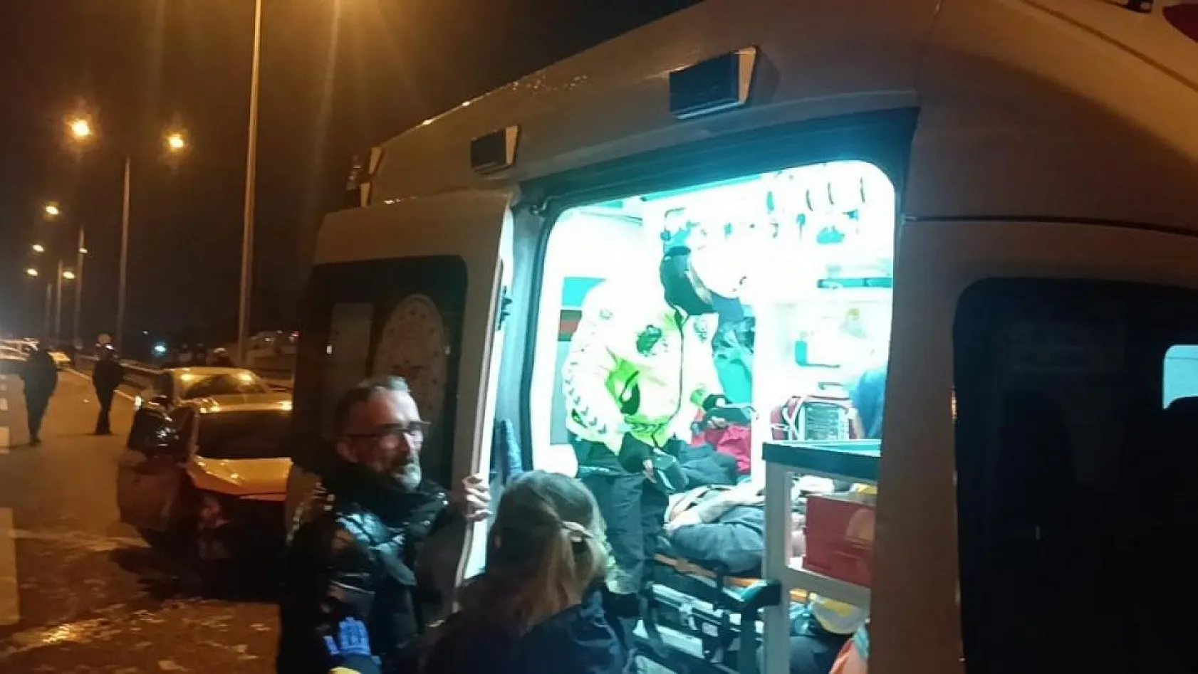 Çarpışan iki otomobilin tekerleri yola savruldu, 1 yaralı