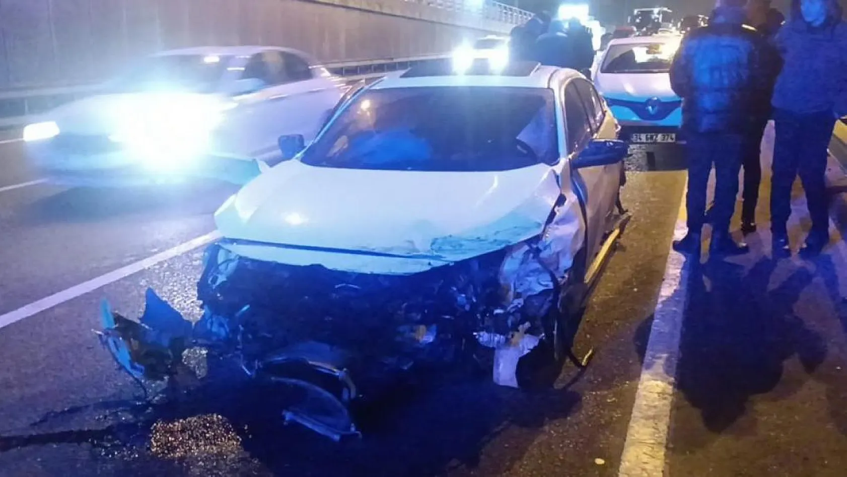 Çarpışan iki otomobilin tekerleri yola savruldu, 1 yaralı