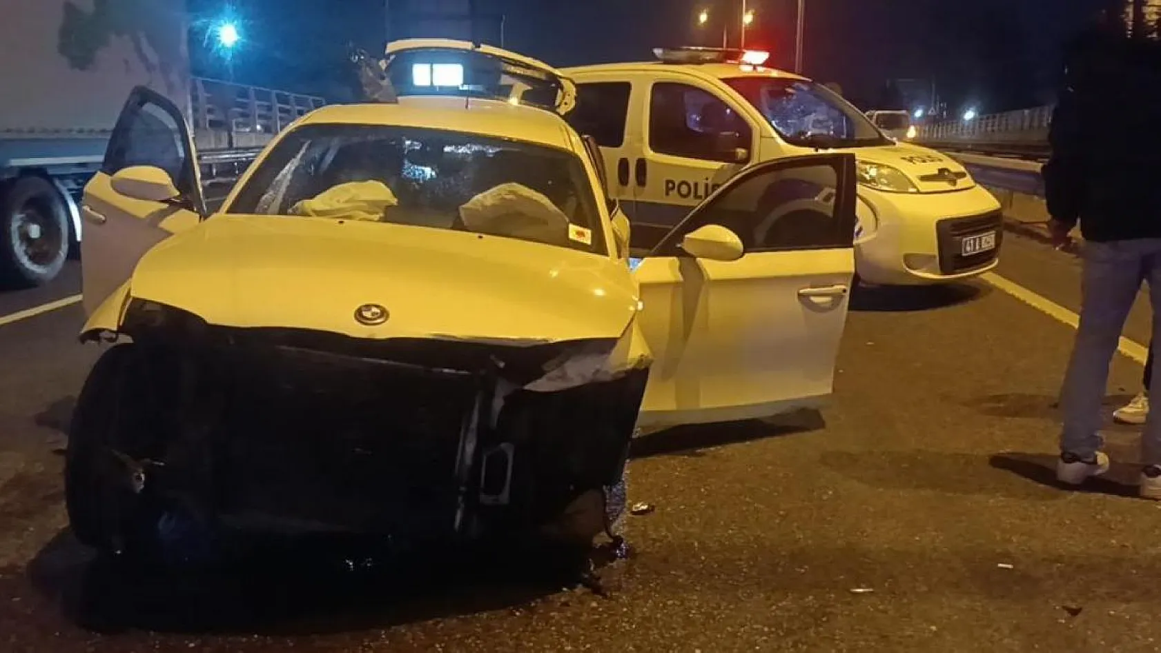 Çarpışan iki otomobilin tekerleri yola savruldu, 1 yaralı