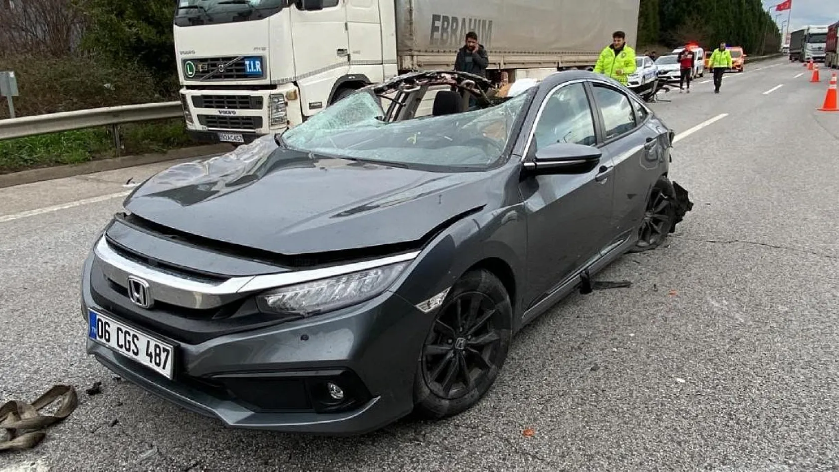 Tıra çarpan otomobilin tavanı koptu: 3 yaralı