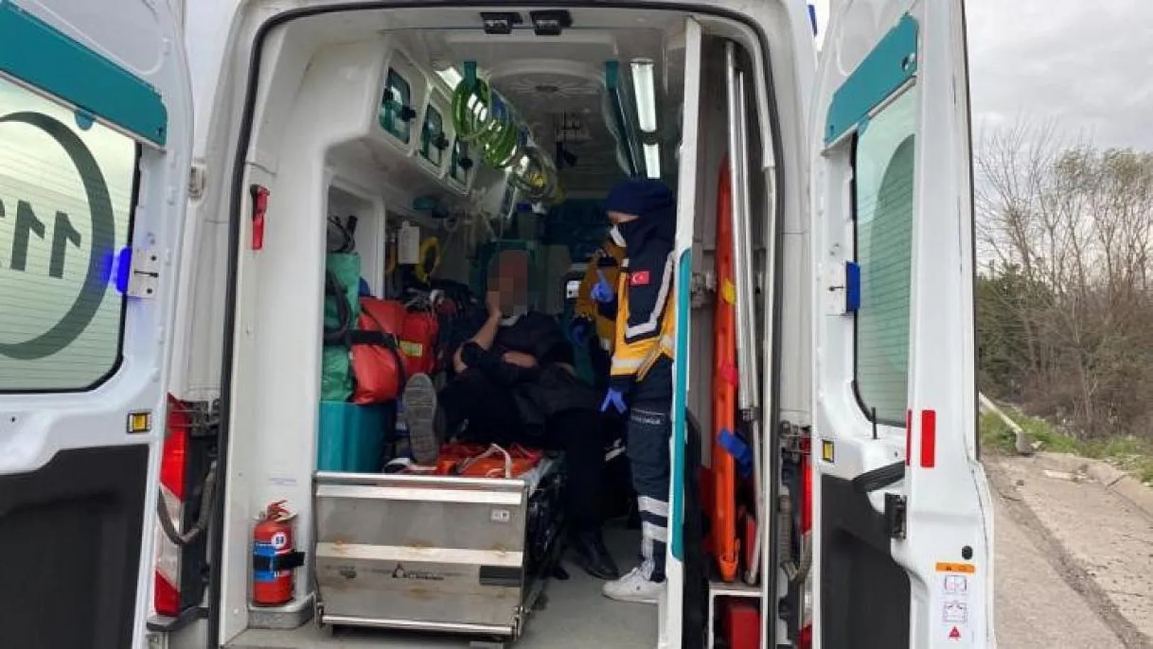 Tıra çarpan otomobilin tavanı koptu: 3 yaralı