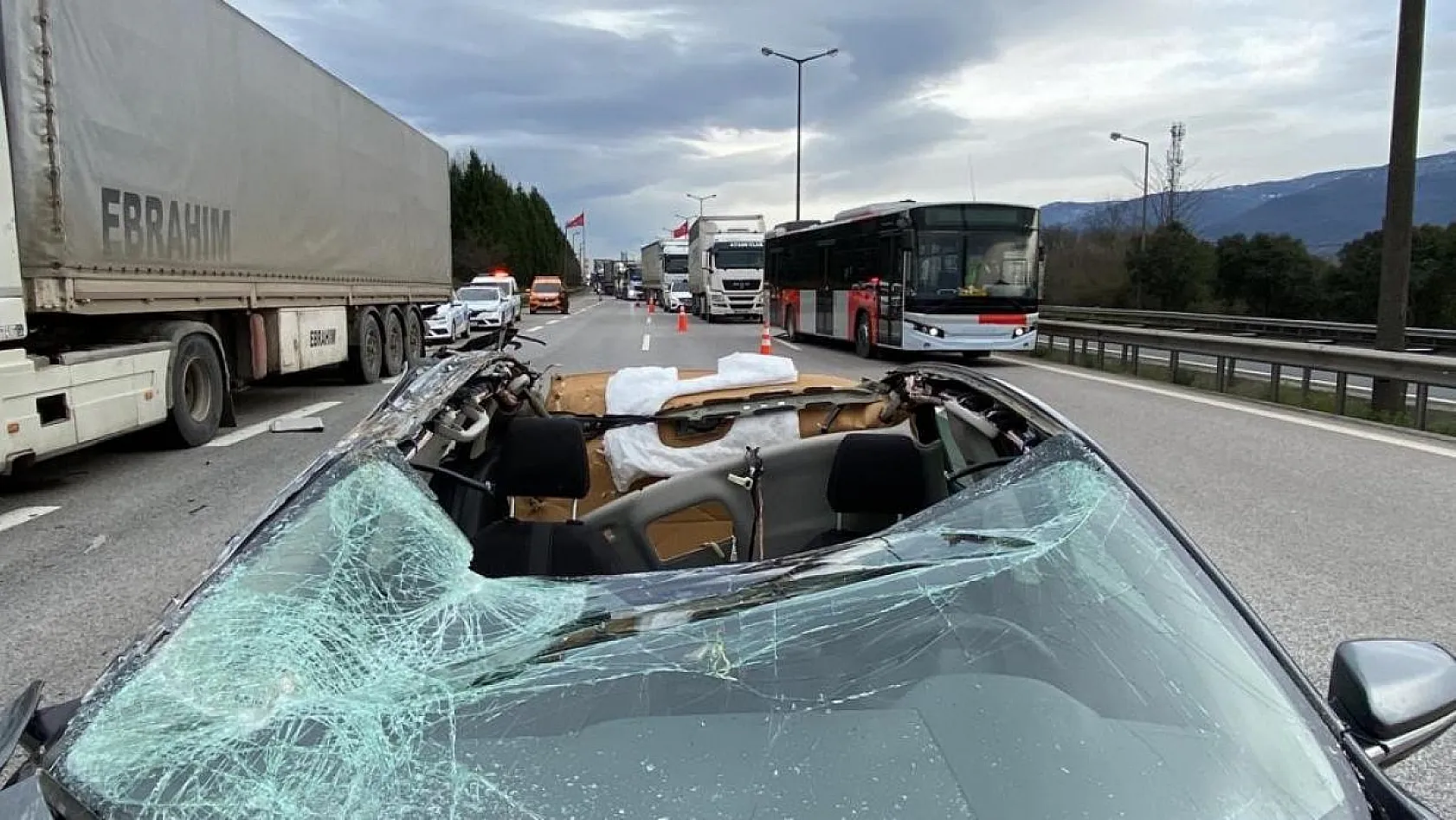 Tıra çarpan otomobilin tavanı koptu: 3 yaralı