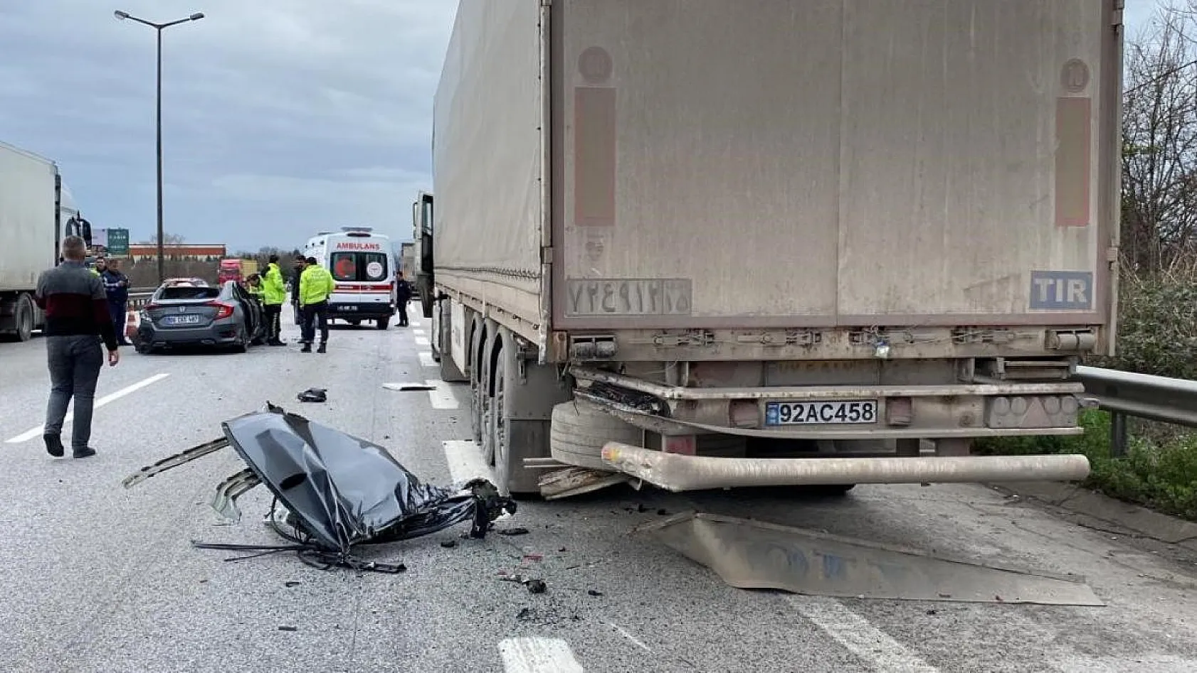 Tıra çarpan otomobilin tavanı koptu: 3 yaralı