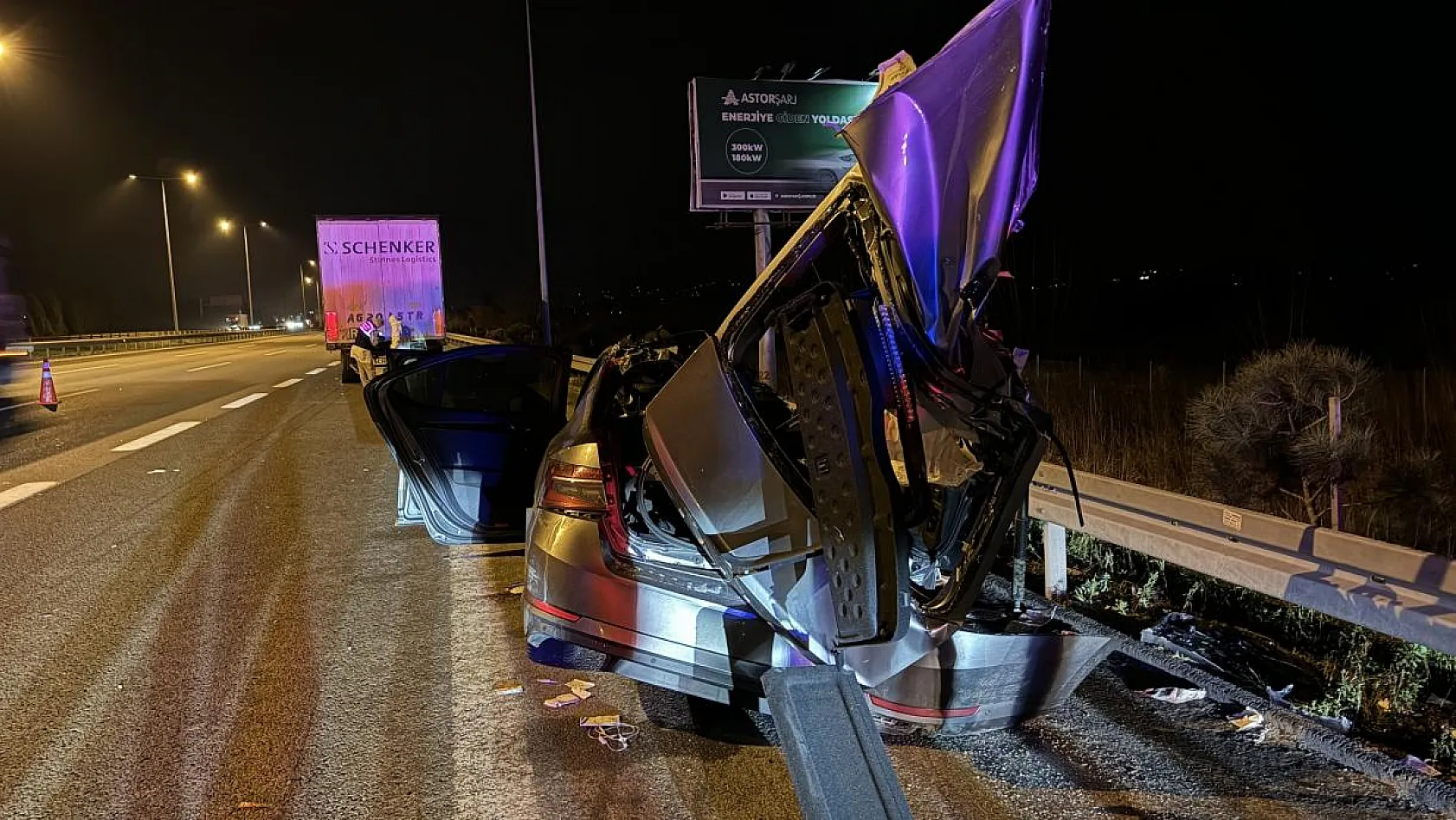 Polislerin olduğu otomobil, tıra çarptı: 1 ölü,  2 yaralı