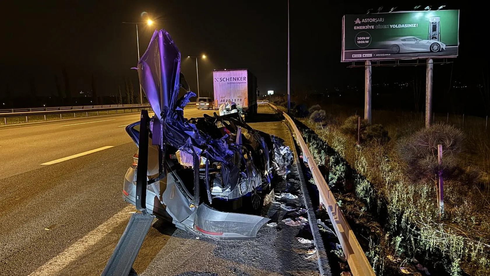 Polislerin olduğu otomobil, tıra çarptı: 1 ölü,  2 yaralı