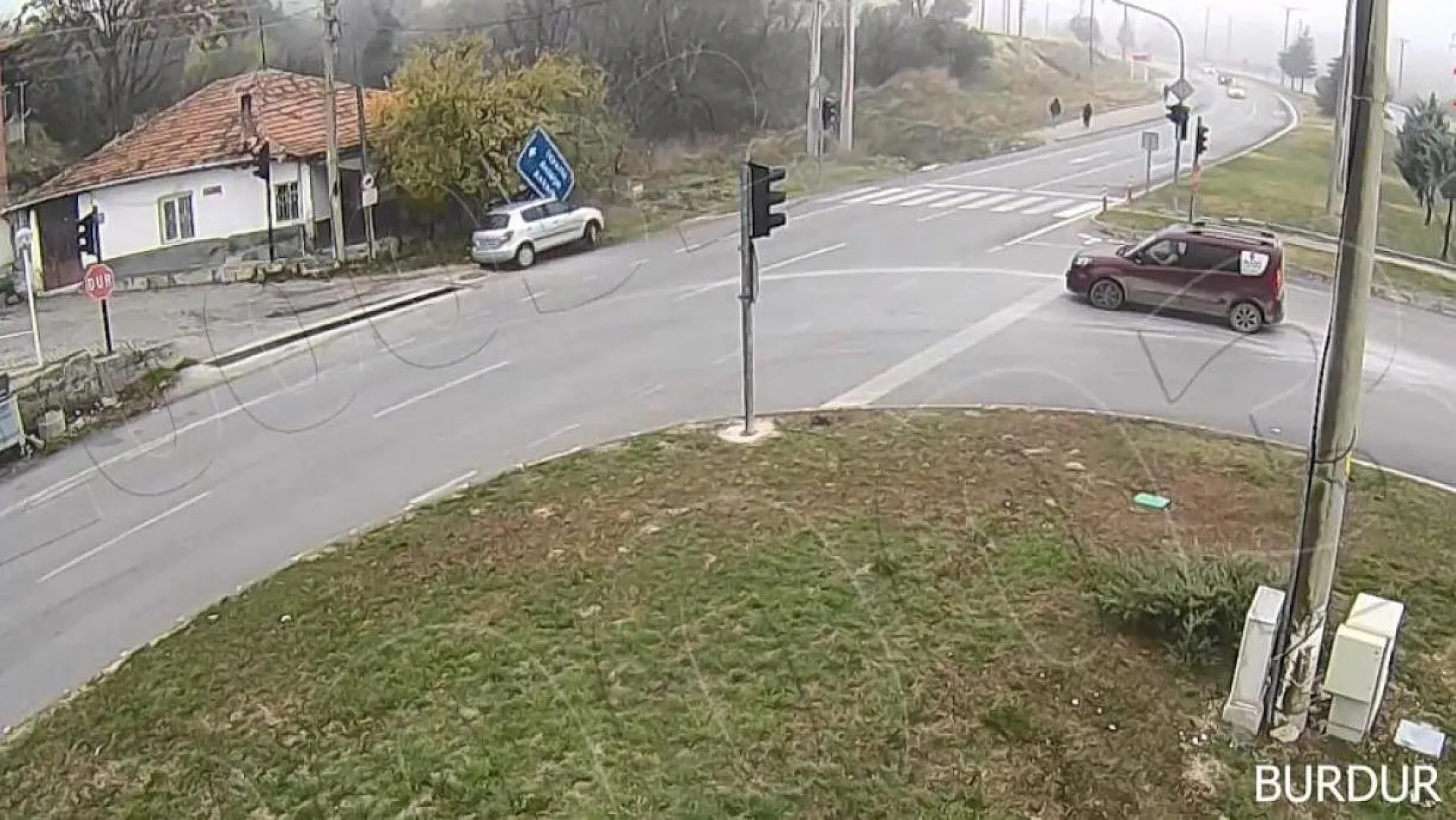 Direğe çarpan motosiklet sürücüsünün kaskı başından fırladı