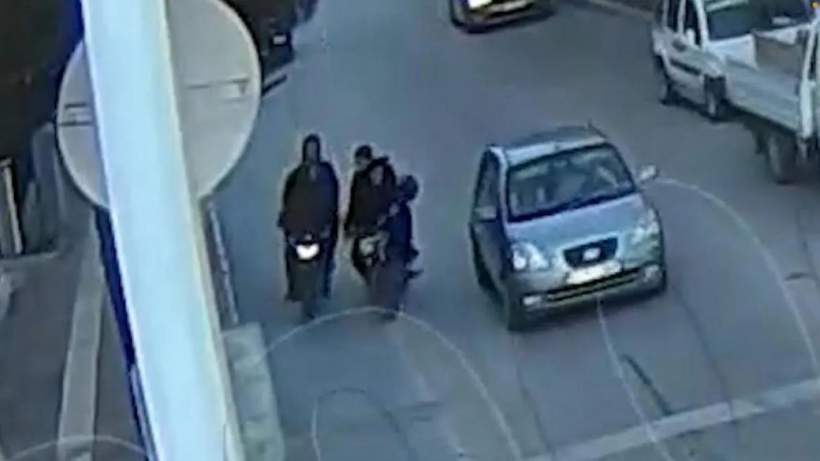 Direğe çarpan motosiklet sürücüsünün kaskı başından fırladı
