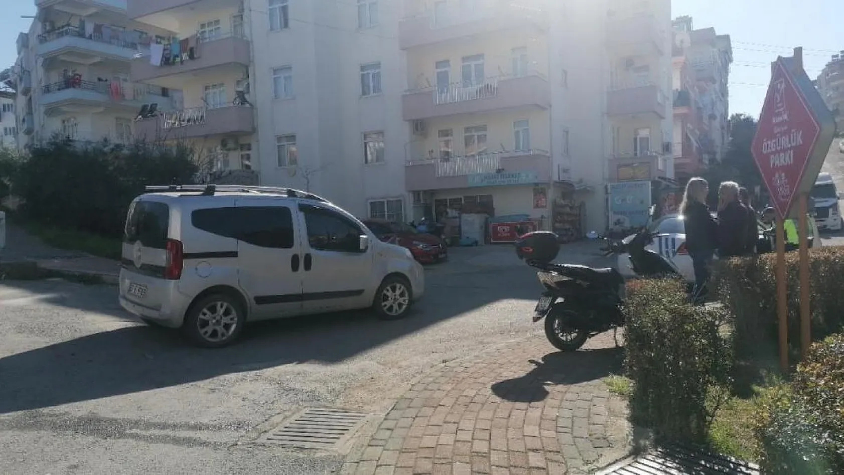Hafif ticari araç ile motosiklet çarpıştı 2 yaralı
