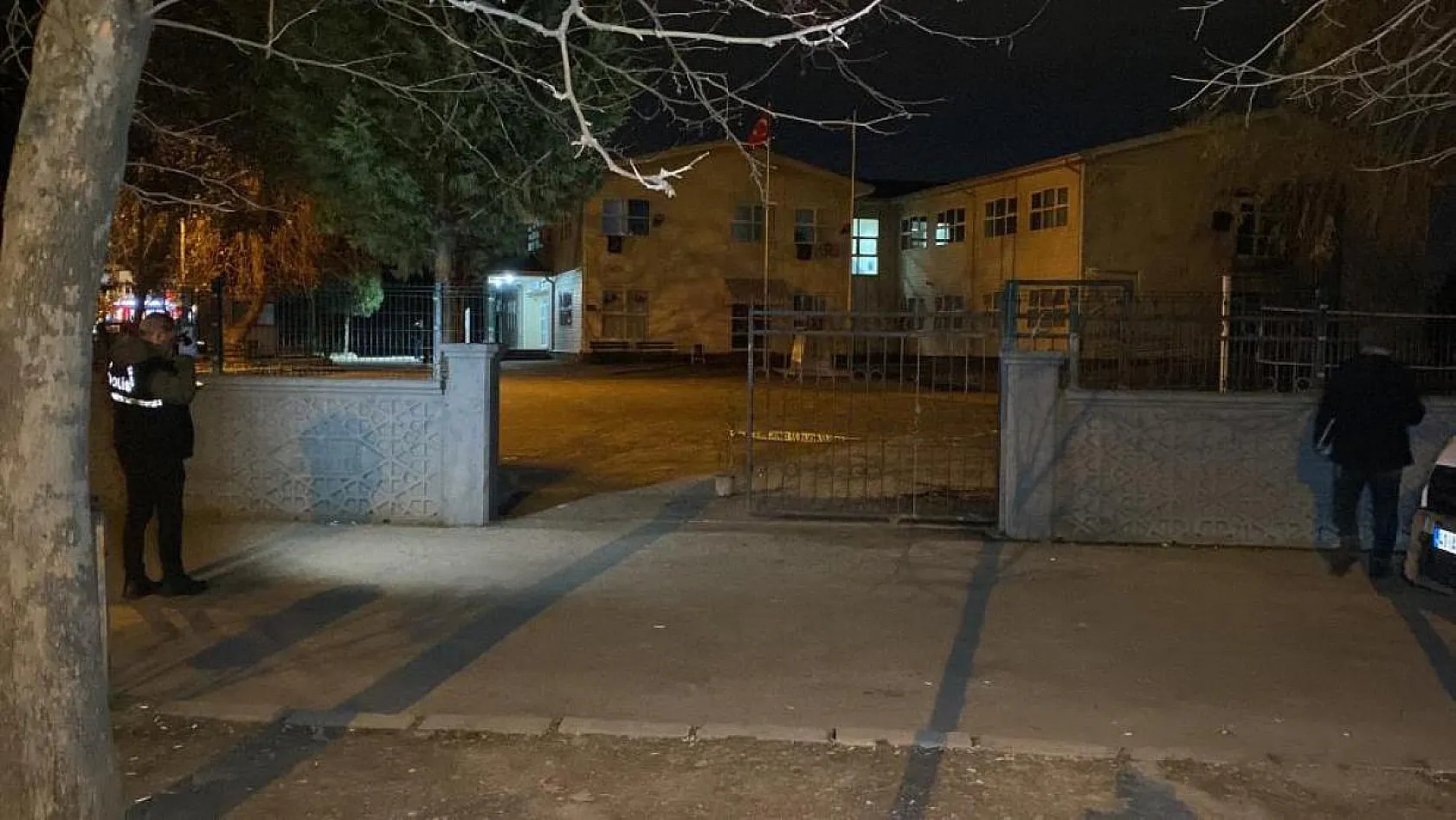 Çocuğunu almak için gittiği okulda bıçaklanmıştı, hayatını kaybetti