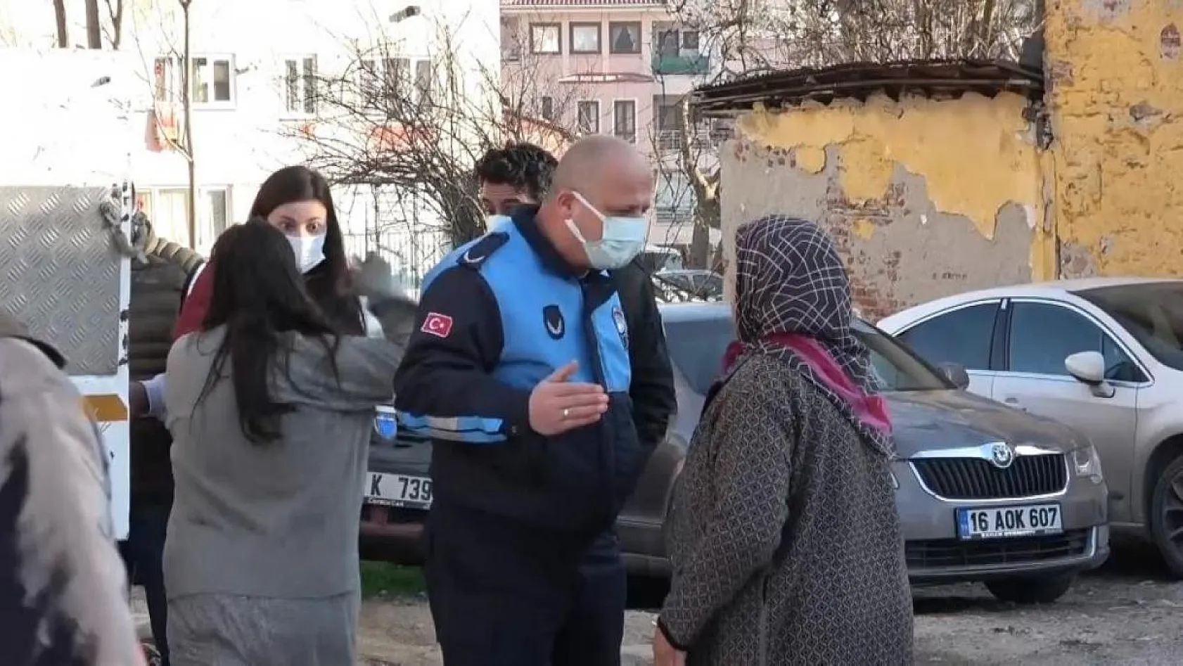 Kadın sinir krizi geçirdi, polislere saldırdı